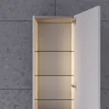 Großes Badezimmer in Grüntönen mit Waschtischunterschrank, ovalem Spiegel mit Goldverzierung und schönen Rahmentüren