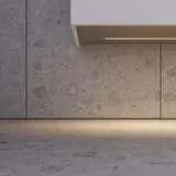 Stilvolle Badezimmer Inspiration mit beigem Waschtischunterschrank mit Innenschublade, Oberschrank, offenem Regal, ovalem Spiegel mit Beleuchtung, passenden Pendelleuchten, Regal unter dem Spiegel und wandhängendem WC