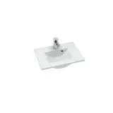 Badezimmer mit schräger Decke, inspiriert durch einen kleinen weißen Waschtisch und einen Hochschrank mit runden schwarzen Griffen, sowie einem schönen runden Spiegel, orangefarbene Fliesen geben einen frischen und modernen Look.