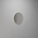 Badezimmer mit schräger Decke, inspiriert durch einen kleinen weißen Waschtisch und einen Hochschrank mit runden schwarzen Griffen, sowie einem schönen runden Spiegel, orangefarbene Fliesen geben einen frischen und modernen Look.