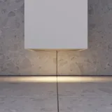 Großes urbanes Badezimmer mit Möbeln aus Eichenholz, Steinplatte mit quadratischem Becken, rundem Spiegel mit schwarzem Rand, Naturfarben und Terrakottaboden für einen industriellen und modernen Look