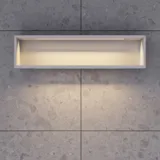 Stilvolle Badezimmer Inspiration mit beigem Waschtischunterschrank mit Innenschublade, Oberschrank, offenem Regal, ovalem Spiegel mit Beleuchtung, passenden Pendelleuchten, Regal unter dem Spiegel und wandhängendem WC