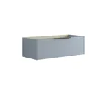 Badezimmerinspiration mit hellblauen Fliesen und Betonboden, elegantem hellblauem Waschtischunterschrank mit schmalen Streifen, dünnem Waschbecken, doppeltem Hochschrank und rundem Spiegel mit schwarzem Rand und Licht.