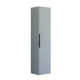 Badezimmerinspiration mit hellblauen Fliesen und Betonboden, elegantem hellblauem Waschtischunterschrank mit schmalen Streifen, dünnem Waschbecken, doppeltem Hochschrank und rundem Spiegel mit schwarzem Rand und Licht.